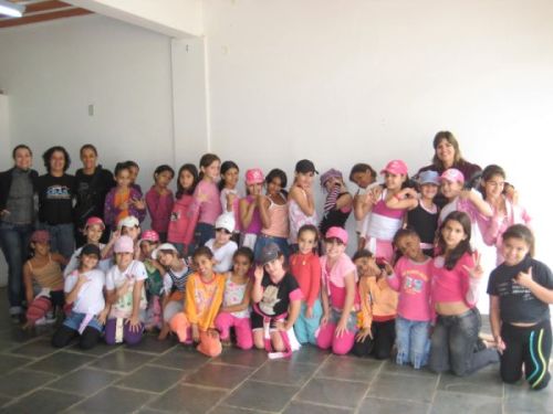 Equipe Técnica do CRAS I “Costurando Sonhos”, Profª. Márcia Valadão juntamente com suas alunas da Escola de Dança Meia-Ponta, e suas novas alunas, as crianças usuárias do CRAS I