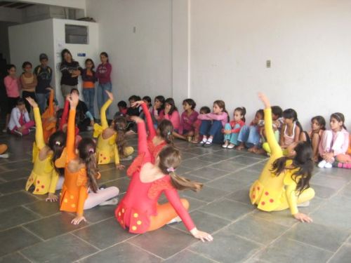 Alunas da Escola de Dança Meia-Ponta se apresentando no CRAS I “Costurando Sonhos”