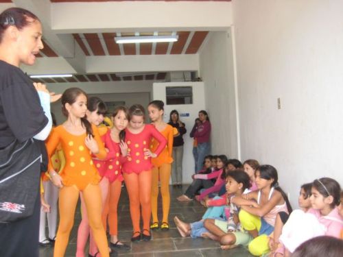 Profª. Márcia Valadão falando às crianças usuárias do CRAS I sobre o trabalho que realiza com as alunas da Escola de Dança Meia-Ponta