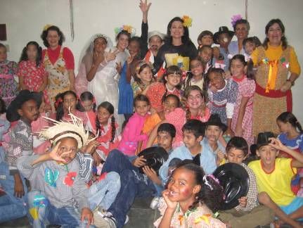 1ª Festinha do CRAS I “Costurando Sonhos” – equipe técnica e crianças usuárias do CRAS em confraternização
