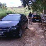 O Vectra utilizado no assalto foi abandonado às margens da rodovia BR 262 no Município de Matipó (Foto: Divulgação)