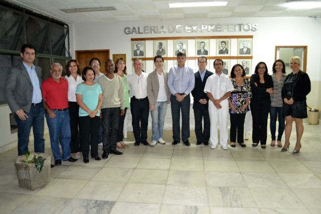 Prefeito Nailton Heringer ladeado pelos representantes do Conselho Municipal do Patrimônio Cultural de Manhuaçu