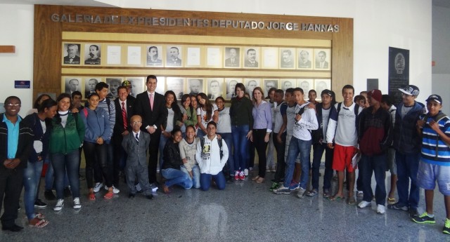 Alunos da EE São Vicente de Paulo conheceram as dependências da Câmara de Vereadores e participaram de sessão legislativa. 