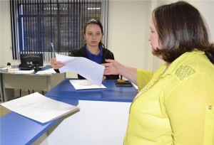 A secretária Gelvânia Marques no momento da entrega do projeto na Câmara de Vereadores