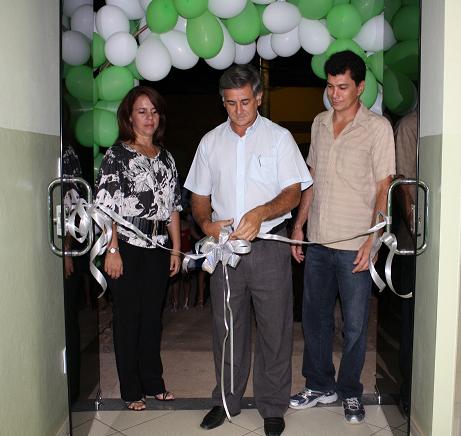 Secretária de Saúde Rogeria , Pref. José Costa e o filho do homenageado Elias Melo Junior